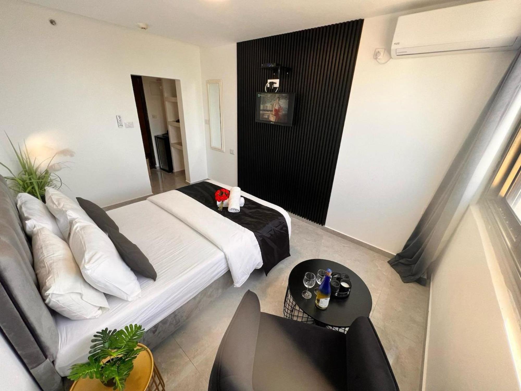 Elis Boutique Hotel Бат-Ям Екстер'єр фото