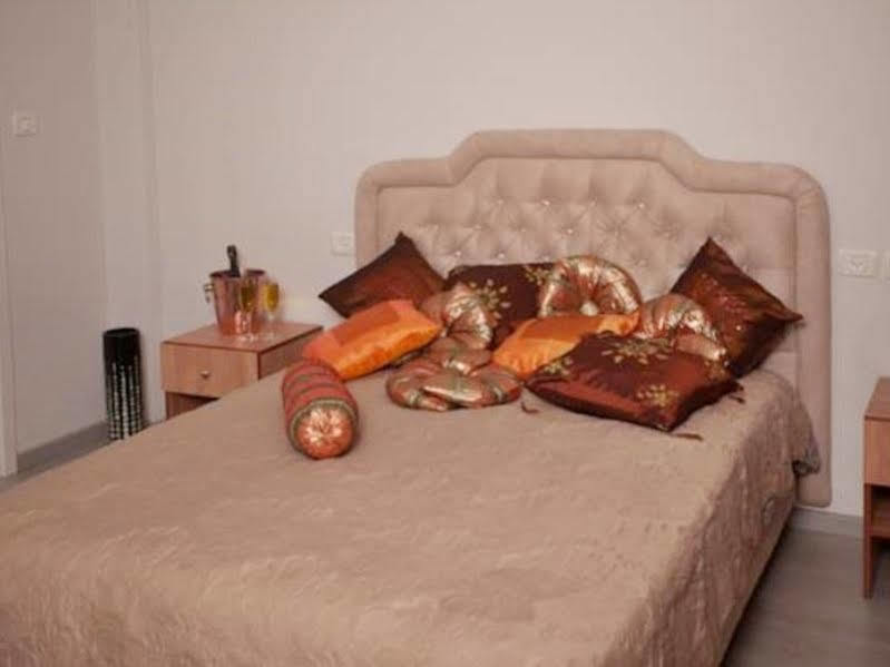 Elis Boutique Hotel Бат-Ям Екстер'єр фото