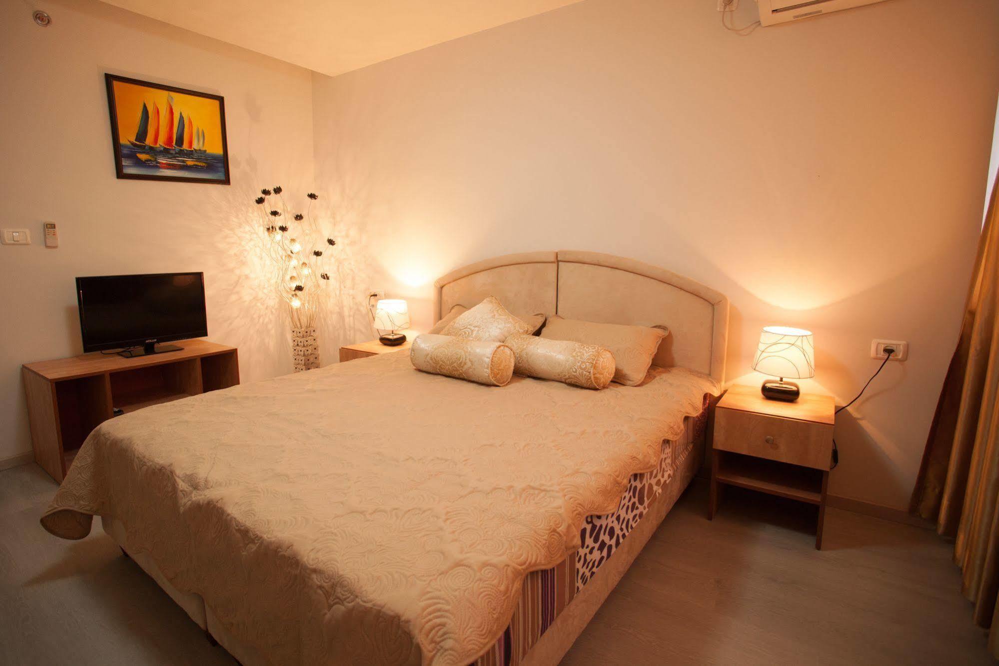 Elis Boutique Hotel Бат-Ям Екстер'єр фото
